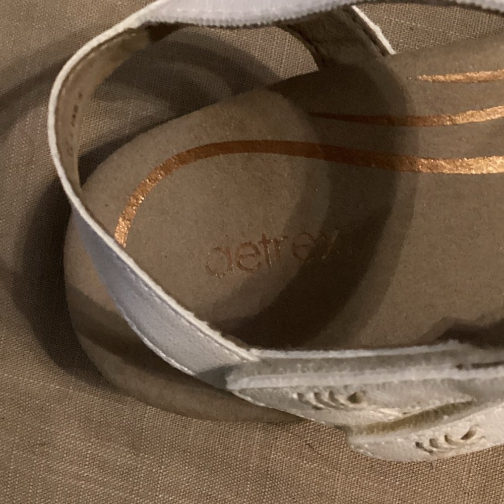 EUC Aetrex White and Tan Sandals - Picture 2 of 6